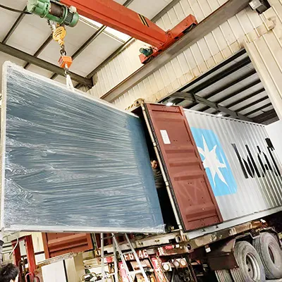 Twee schuimmachines worden op dezelfde dag in containers geladen